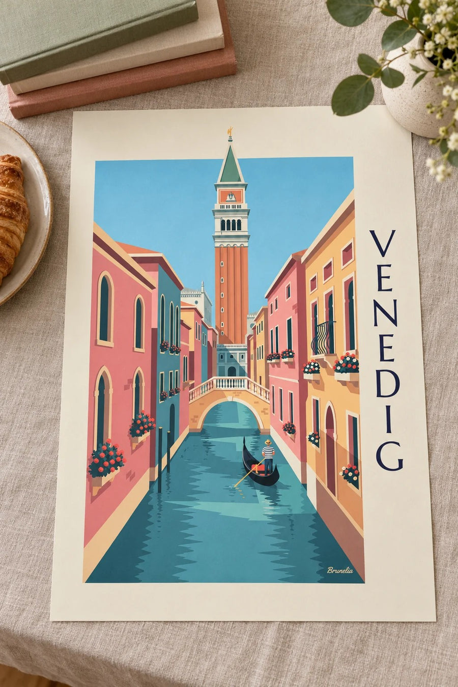 Poster Gondoliere auf einem kleinen Kanal unter dem Campanile in Venedig: auf einem Tisch