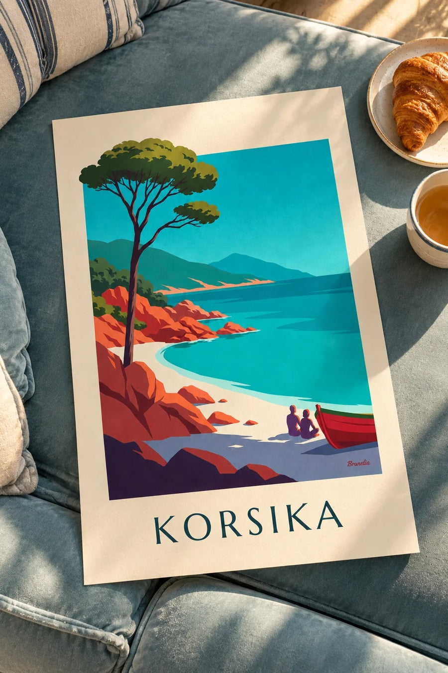 Poster Bucht auf Korsika, rote Granitfelsen und Schirmpinie: auf einem Tisch