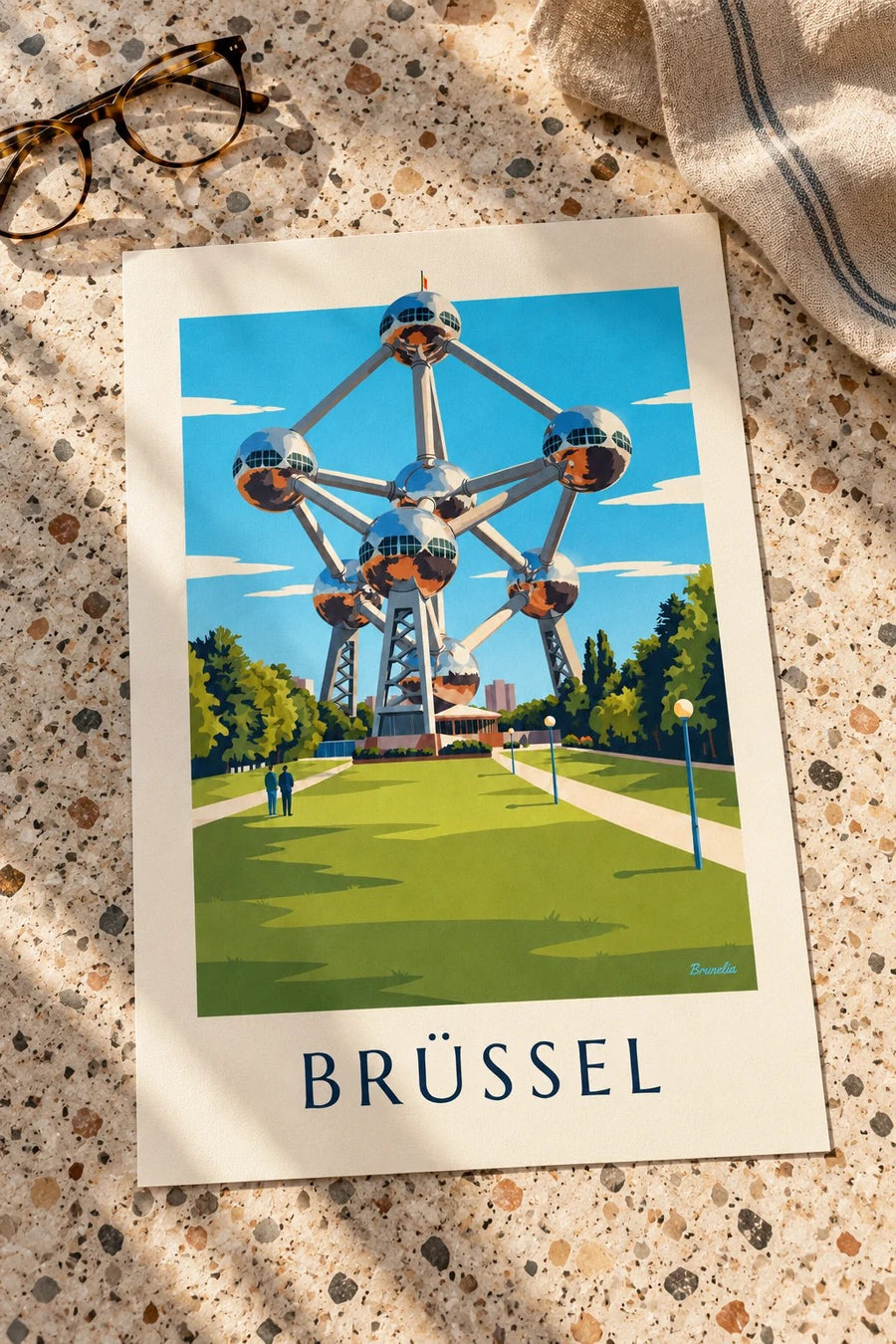 Poster Atomium in Brüssel und Rasenflächen des Parks: auf einem Tisch aufgestellt