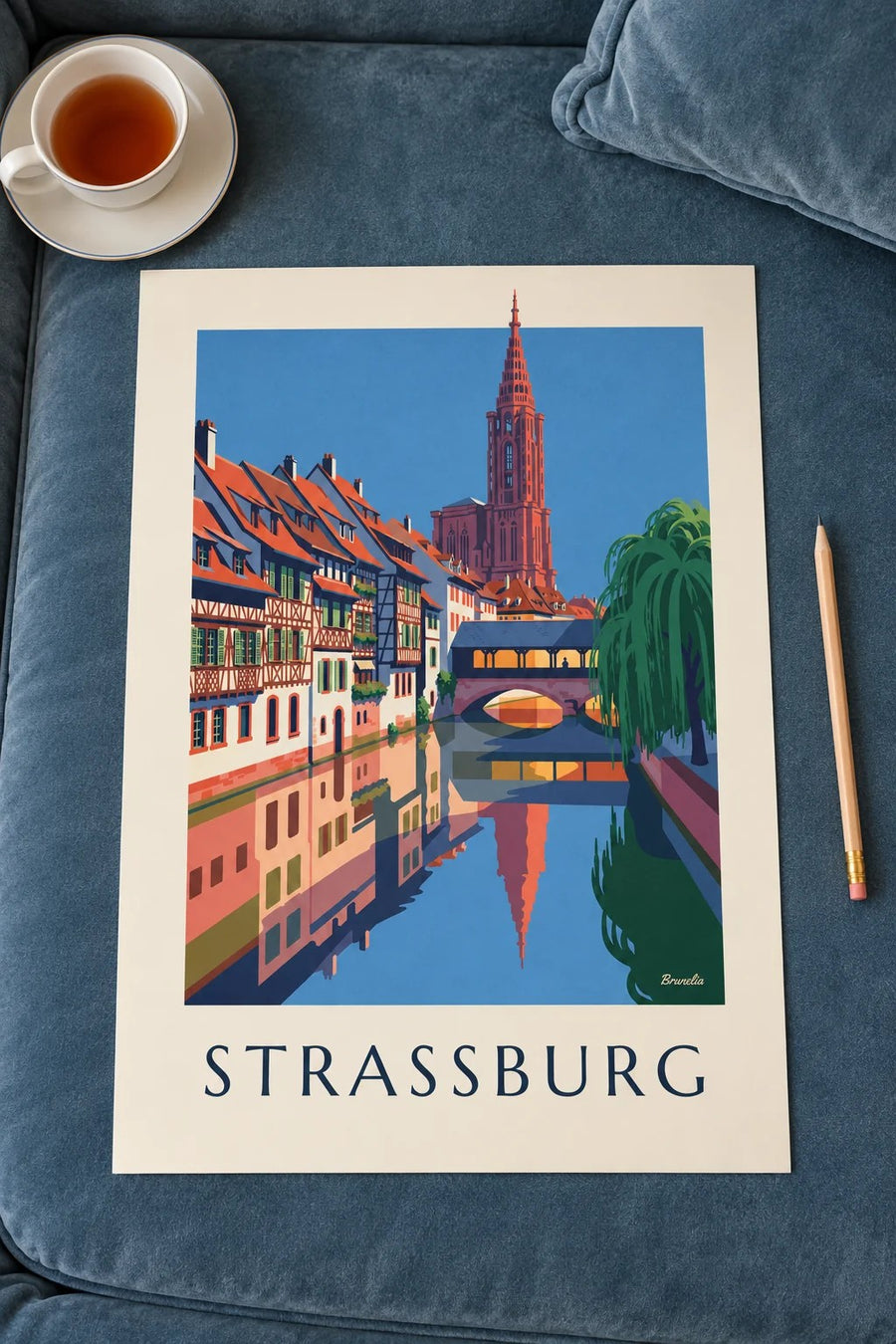 Poster Fachwerkhäuser und überdachte Brücke in Petite France, Straßburg: auf einem Tisch aufgestellt