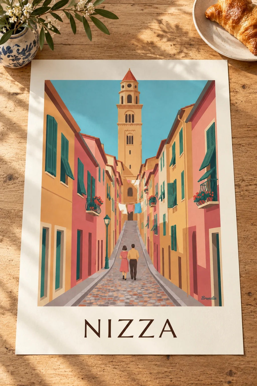 Poster bunte Gasse der Altstadt von Nizza und Glockenturm von Sainte-Réparate: auf einem Tisch