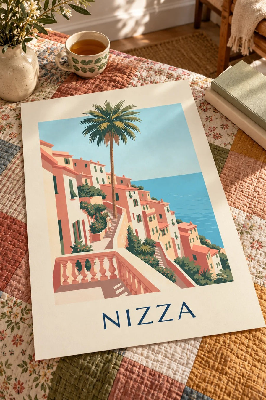 Poster ockerfarbene Häuser und azurblaues Meer über den Hügeln von Nizza: auf einem Tisch stehend