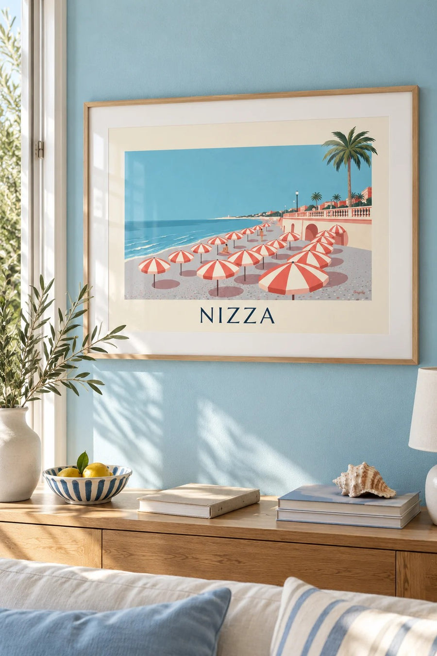 Poster gestreifte Sonnenschirme am Strand von Nizza, Baie des Anges: gerahmt an der Wand
