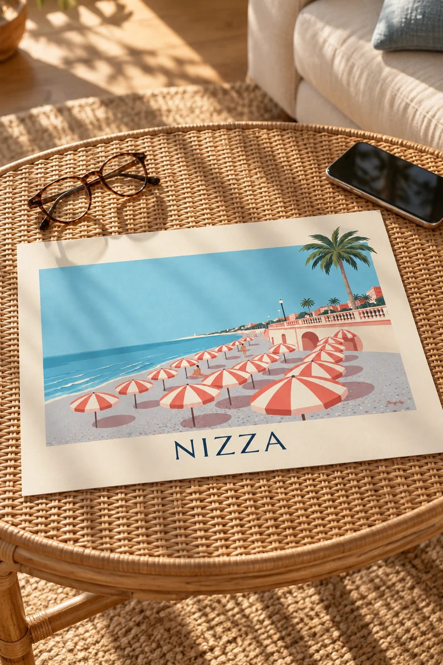 Poster gestreifte Sonnenschirme am Strand von Nizza, Baie des Anges: auf einem Tisch