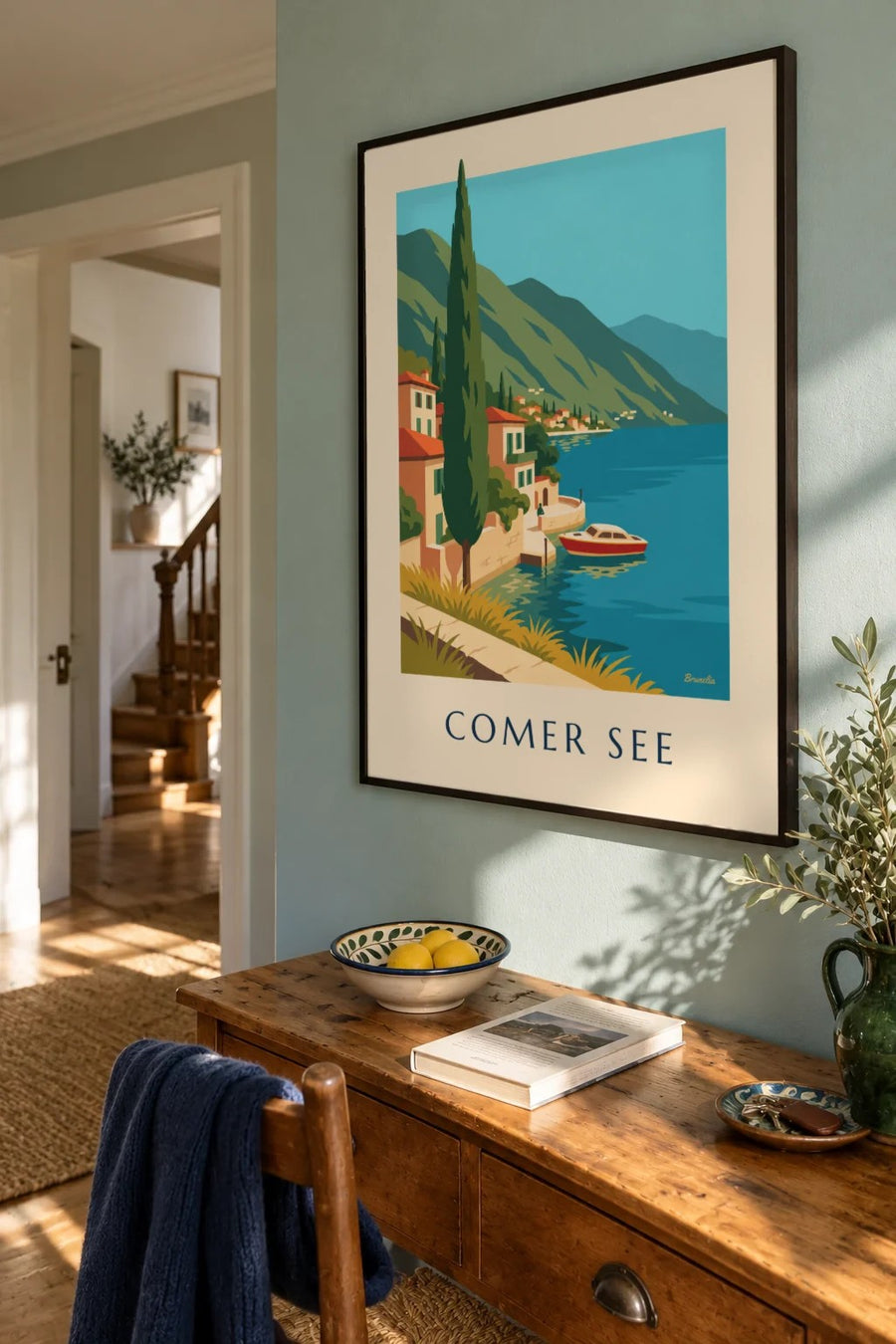 Poster Ufer des Comer Sees mit Holzboot: gerahmt an der Wand