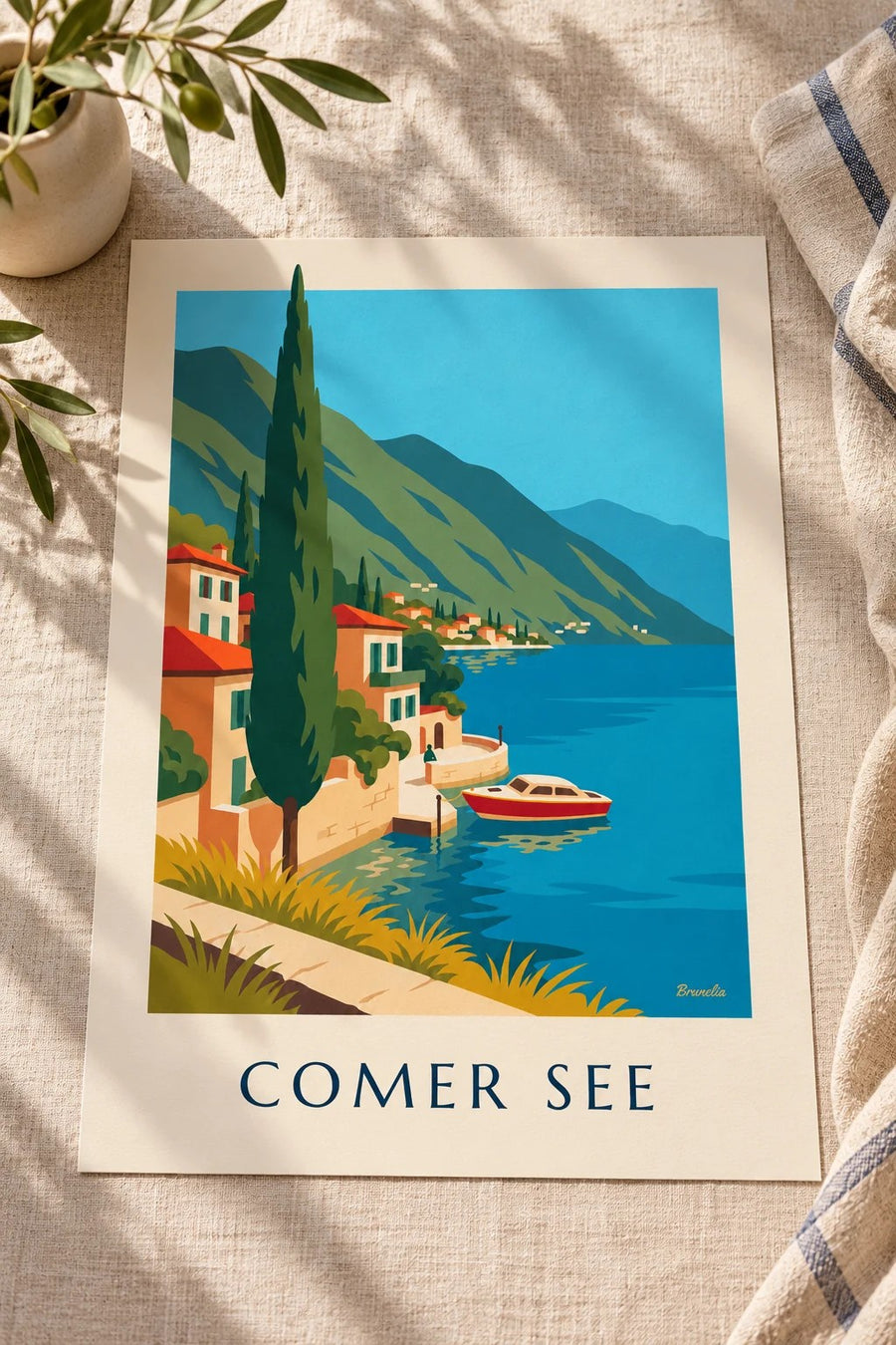 Poster Ufer des Comer Sees mit Holzboot: auf einem Tisch