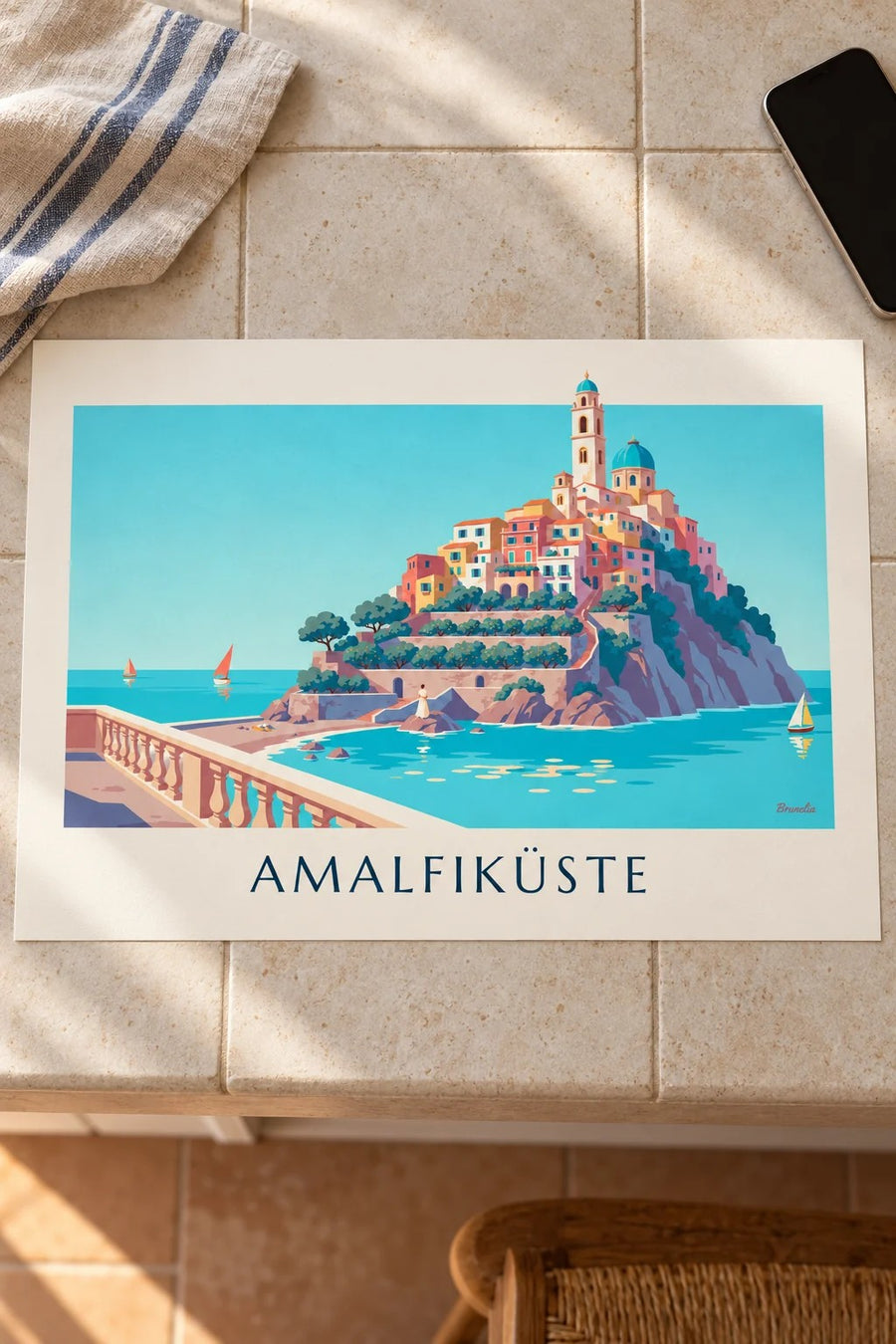 Poster Amalfiküste, bunte Häuser und türkisfarbene Bucht: auf einem Tisch abgestellt