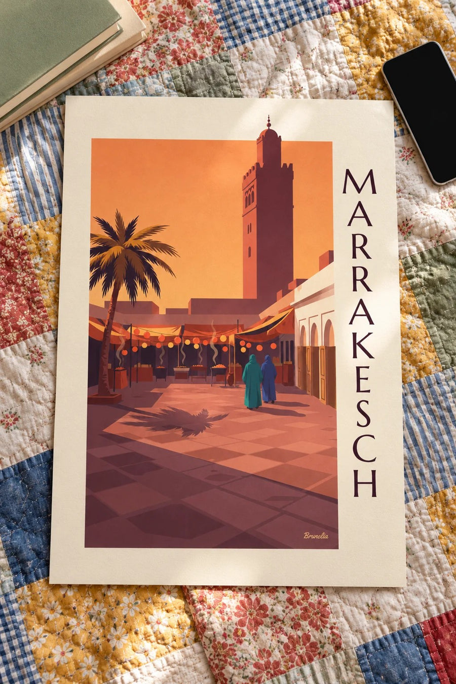 Poster Jemaa el-Fna in Marrakesch im Abendlicht: auf einem Tisch abgestellt