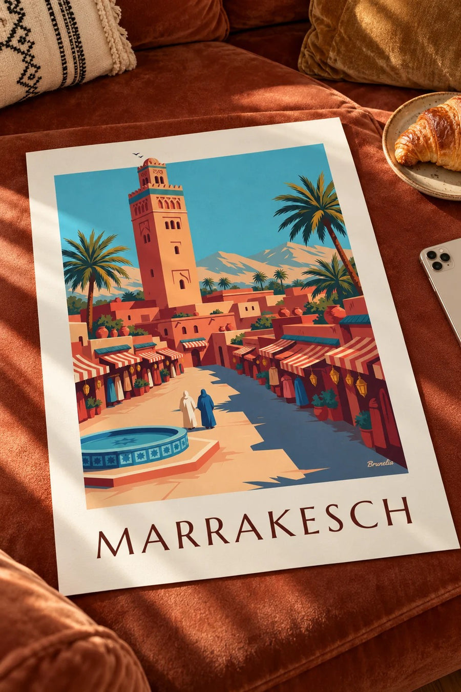 Poster Medina von Marrakesch und Minarett der Koutoubia: auf einem Tisch
