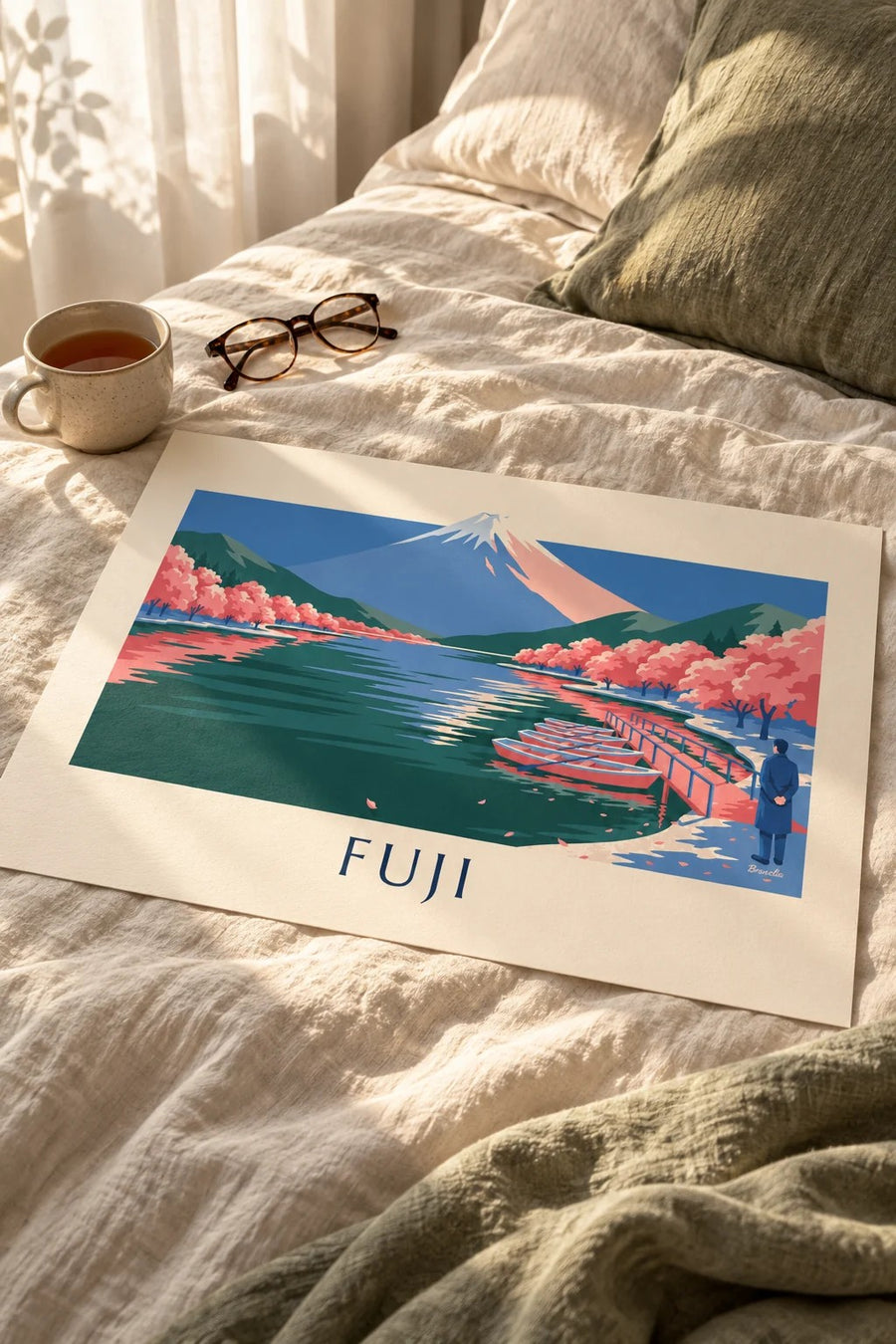 Poster Fuji, Kirschblüten und Boote am Steg: auf einem Tisch