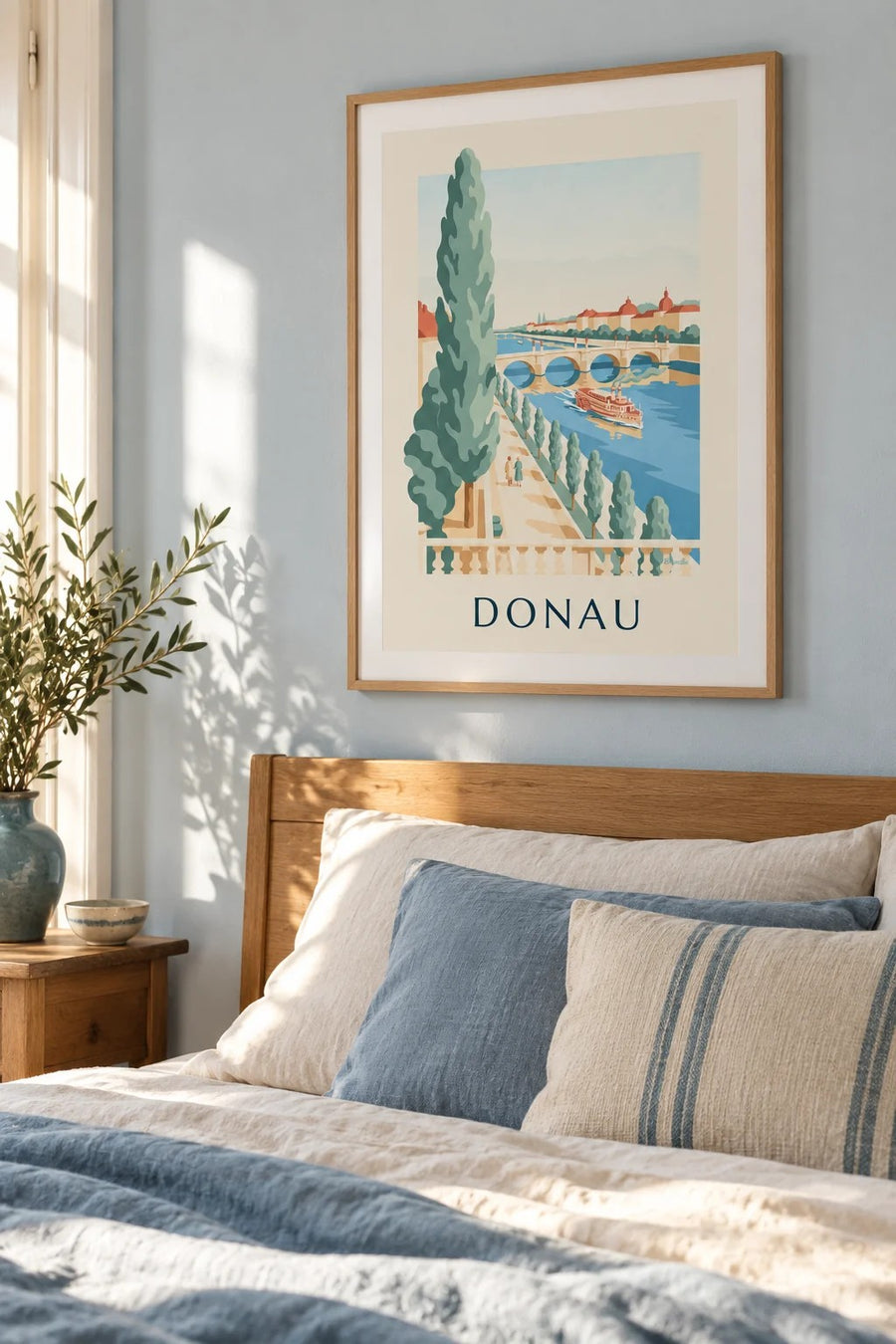Poster Spaziergang an der Donau mit Raddampfer: gerahmt an der Wand