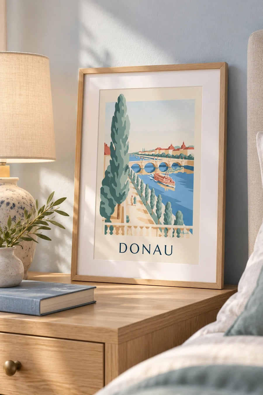 Poster Spaziergang an der Donau mit Raddampfer: kleines A4-Format gerahmt