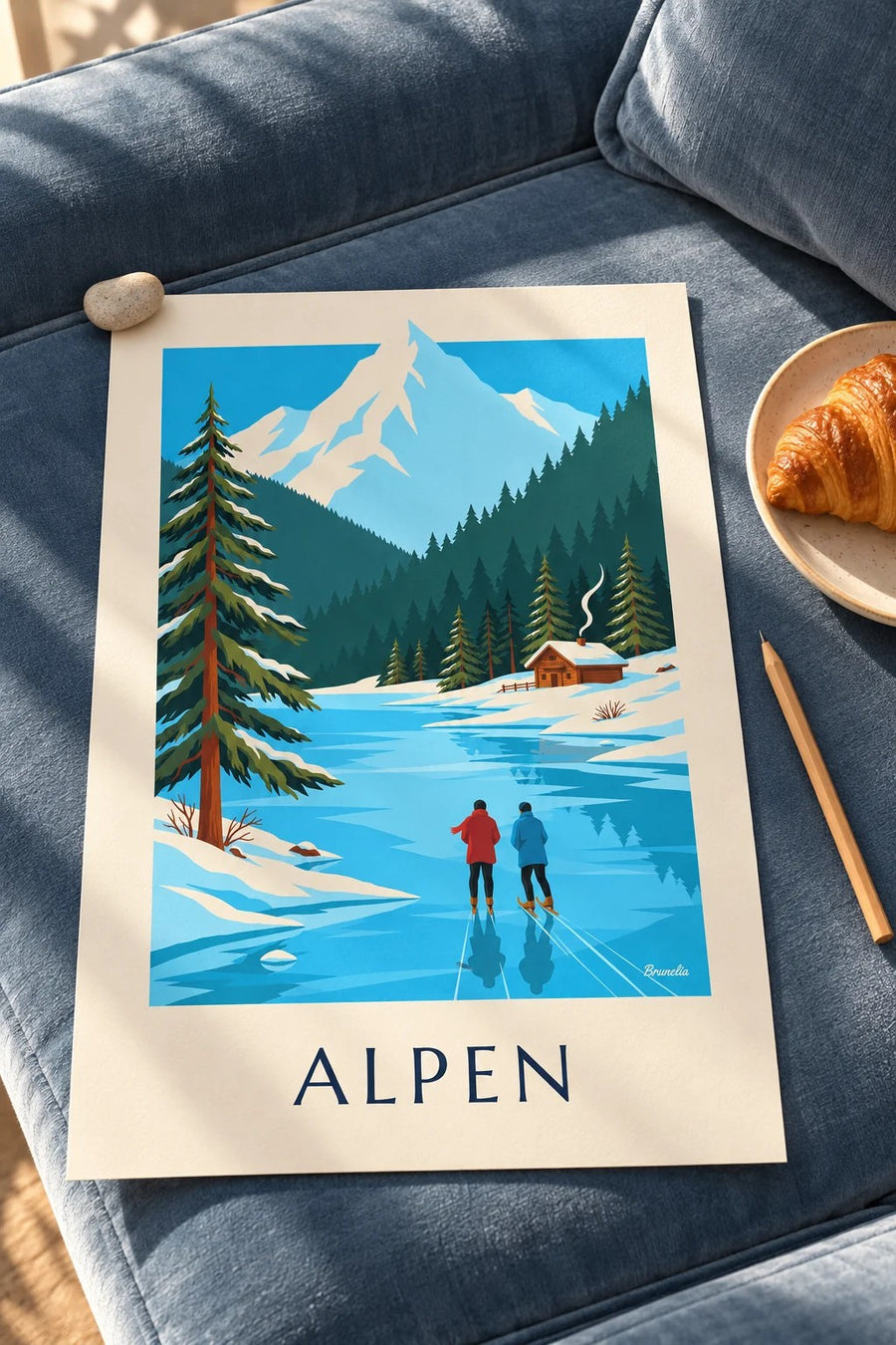 Poster Schlittschuhläufer auf einem zugefrorenen See vor verschneiten Alpen: flach auf einem Tisch