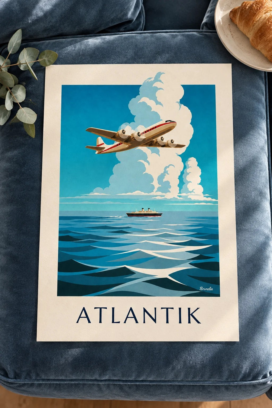 Poster viermotoriges Flugzeug über dem Atlantik: flach auf einem Tisch