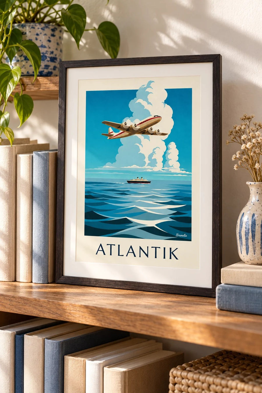 Poster viermotoriges Flugzeug über dem Atlantik: kleines A4-Format, gerahmt