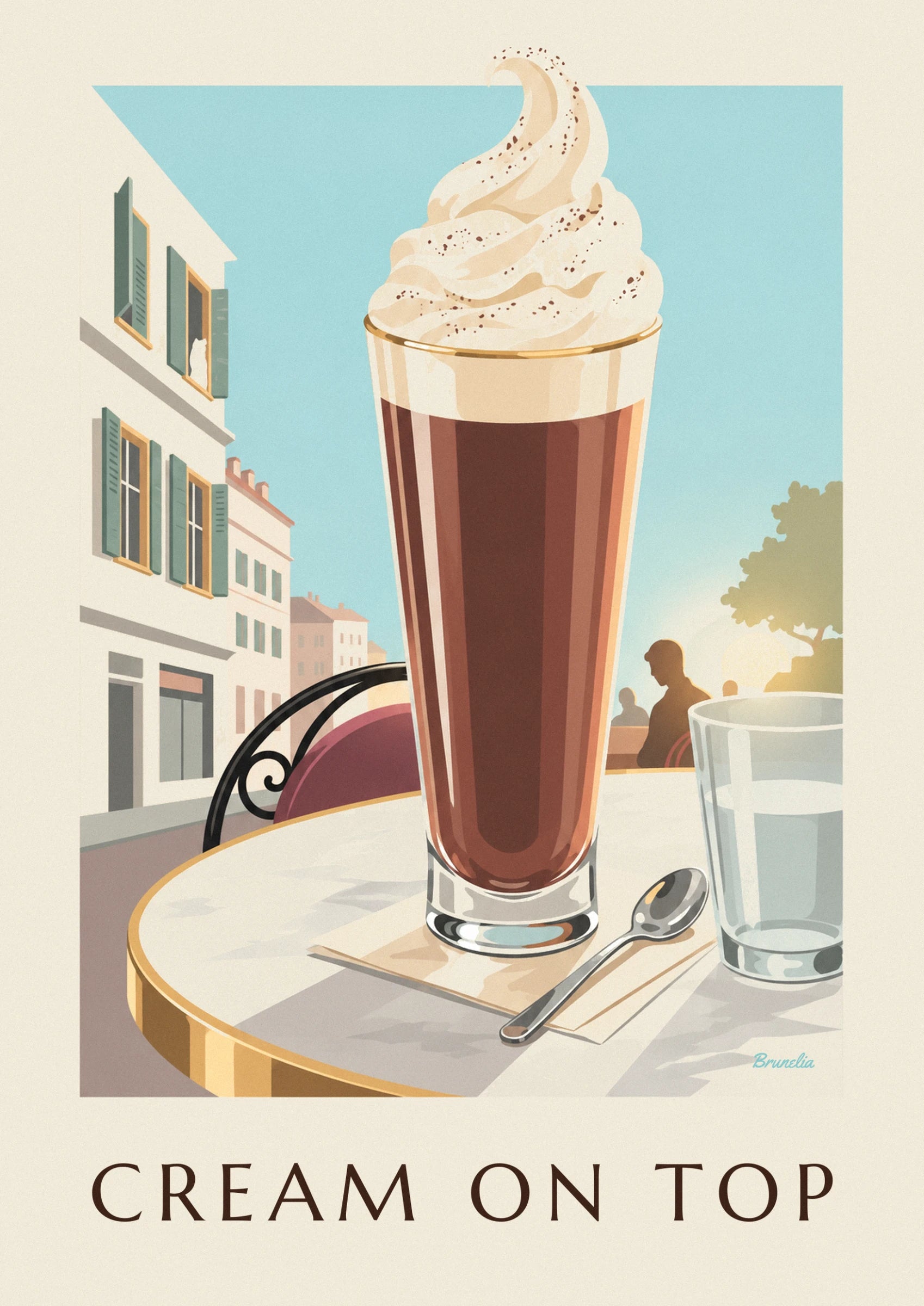 Le café viennois sous sa chantilly saupoudrée de cacao, dans un verre au liseré doré