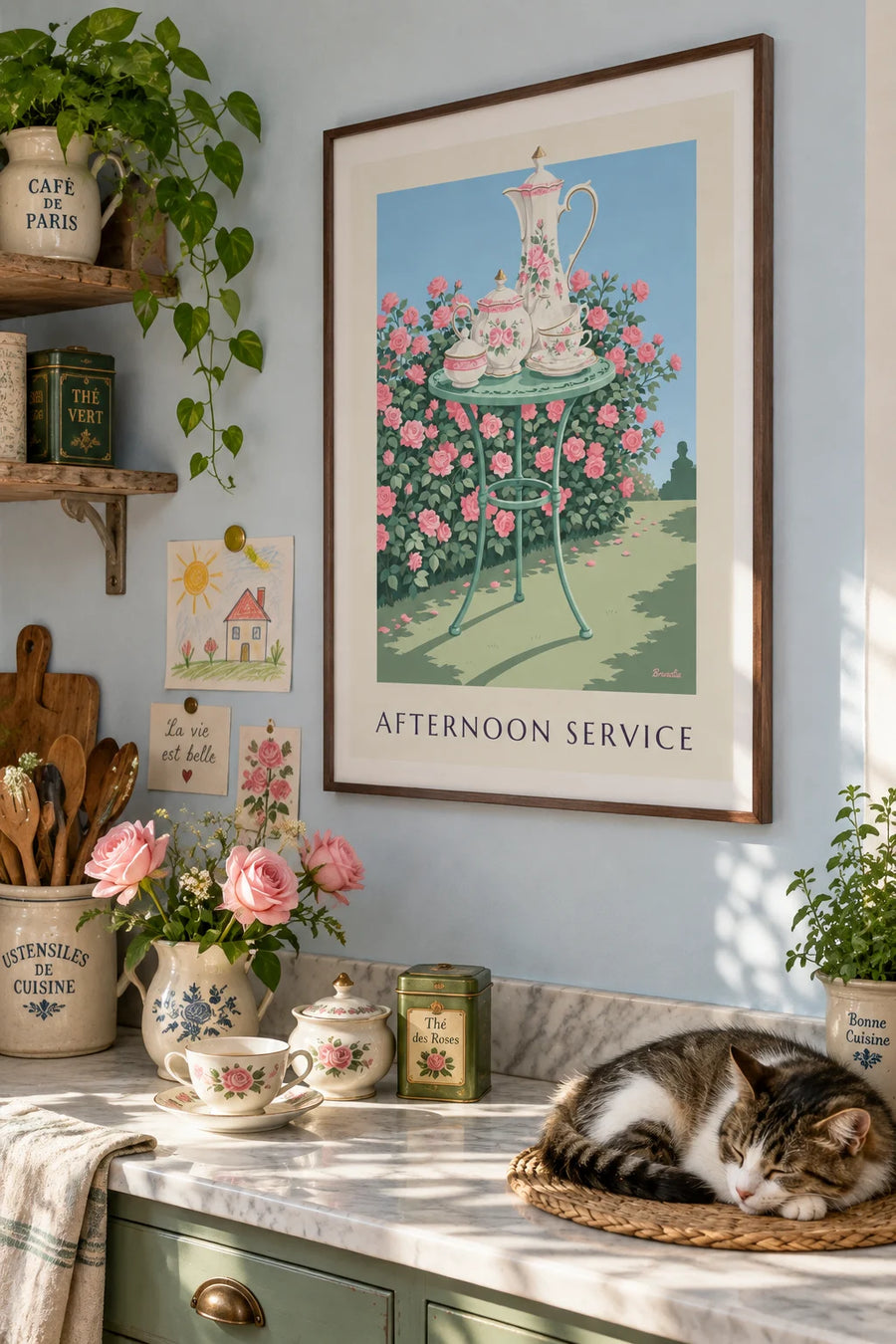 Affiche service à thé et café en porcelaine fleurie au jardin : encadrée au mur