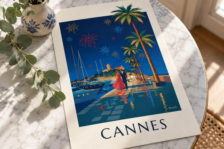 Poster Paar unter den Palmen von Cannes an einem Abend mit Feuerwerk: auf einem Tisch
