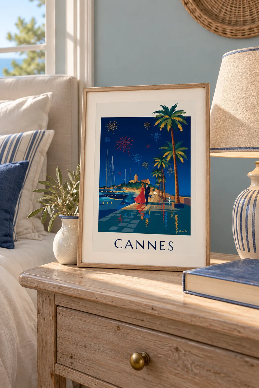 Poster Paar unter den Palmen von Cannes an einem Abend mit Feuerwerk: Kleinformat A4 gerahmt