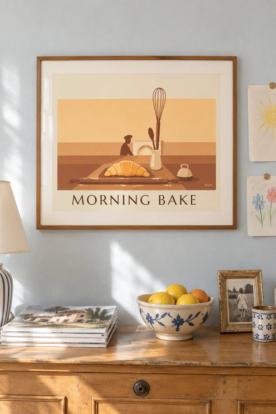 Affiche croissant et ustensiles de pâtisserie devant le four : encadrée au mur