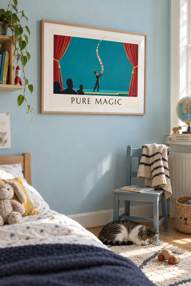 Affiche magicien en haut-de-forme et tour de cartes sur scène : encadrée au mur