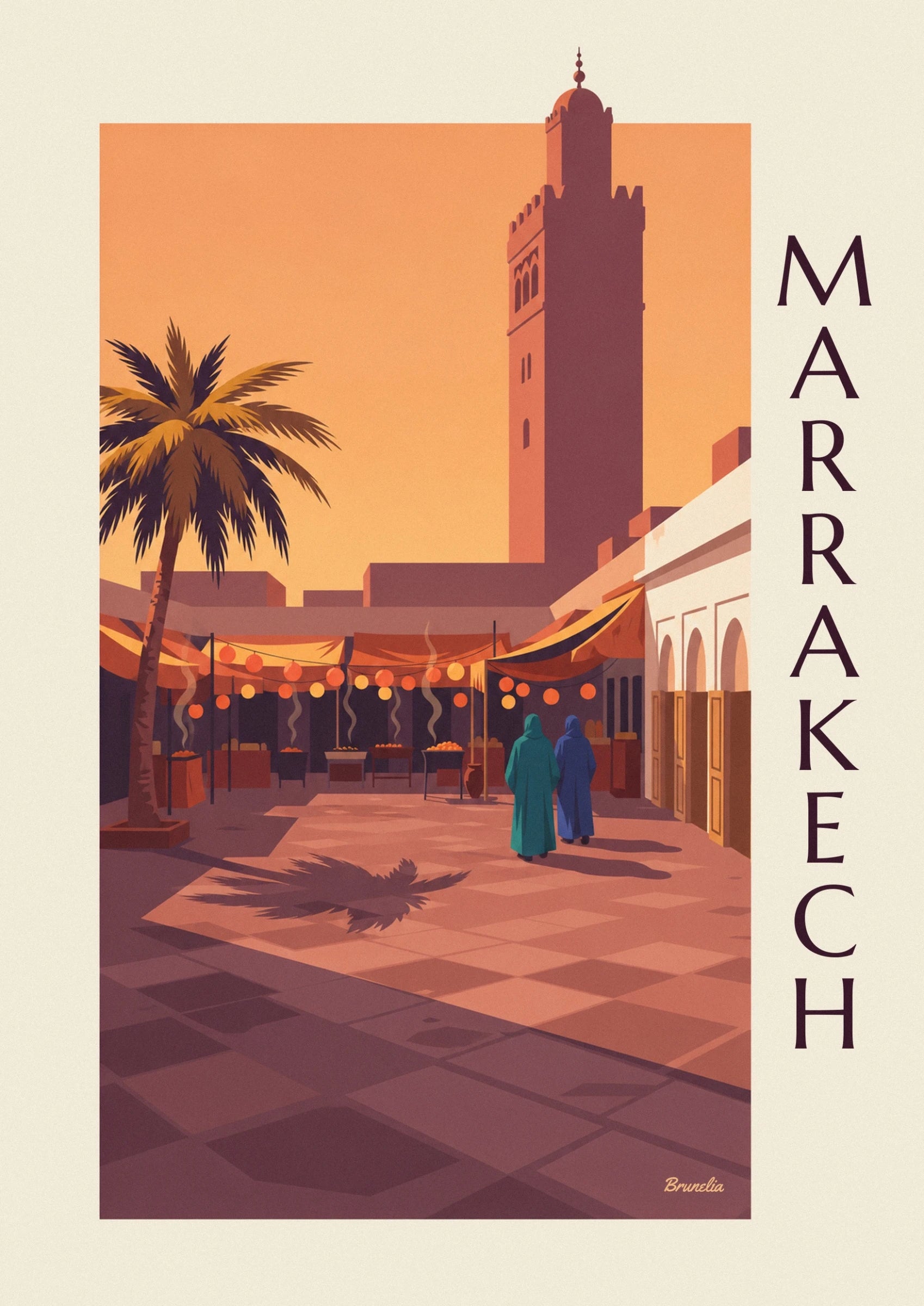 Der hohe ockerfarbene Turm mit Bogenfenstern vor dem orangefarbenen Himmel von Marrakesch