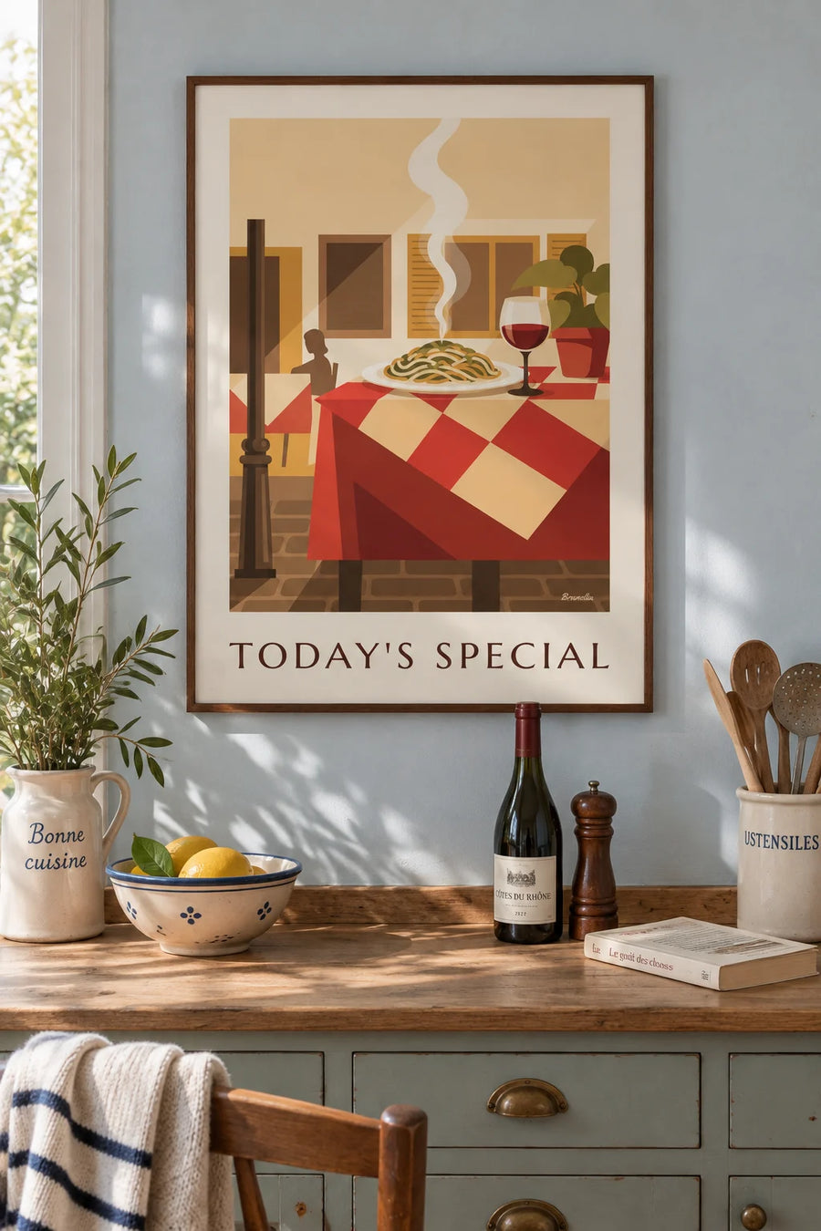 Poster französischer Bistrotisch und Menü auf der Schiefertafel: gerahmt an der Wand