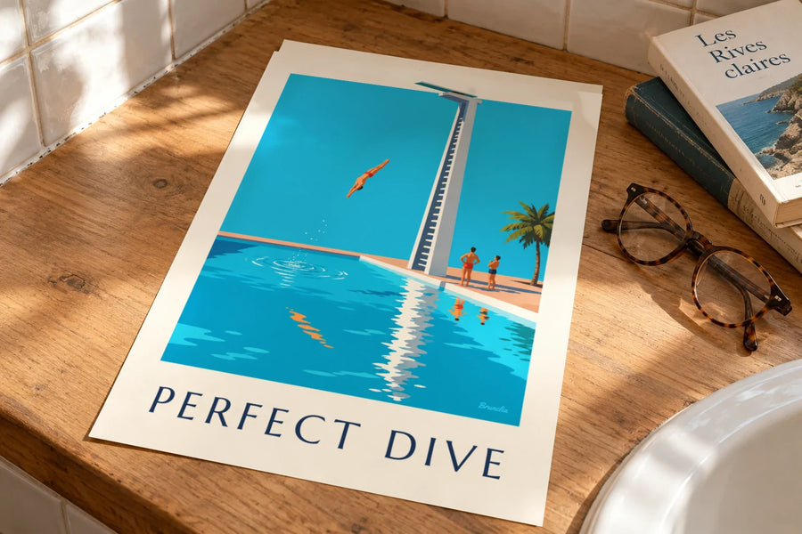 Poster Turmspringer mitten im Sprung über einem Schwimmbecken: auf einem Tisch
