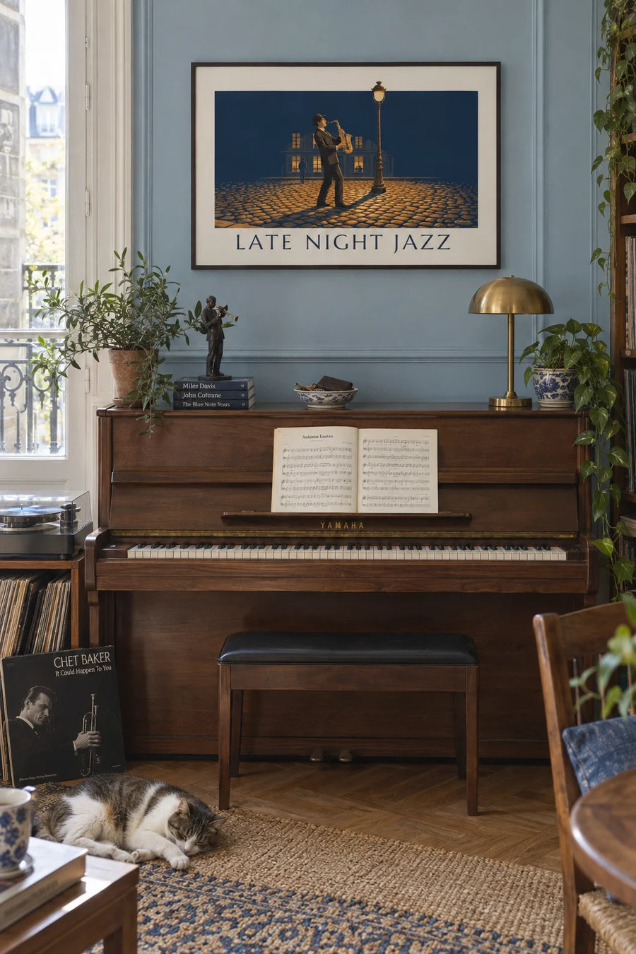 Poster mit Jazz-Saxophonist unter einer Straßenlaterne bei Nacht: gerahmt an der Wand