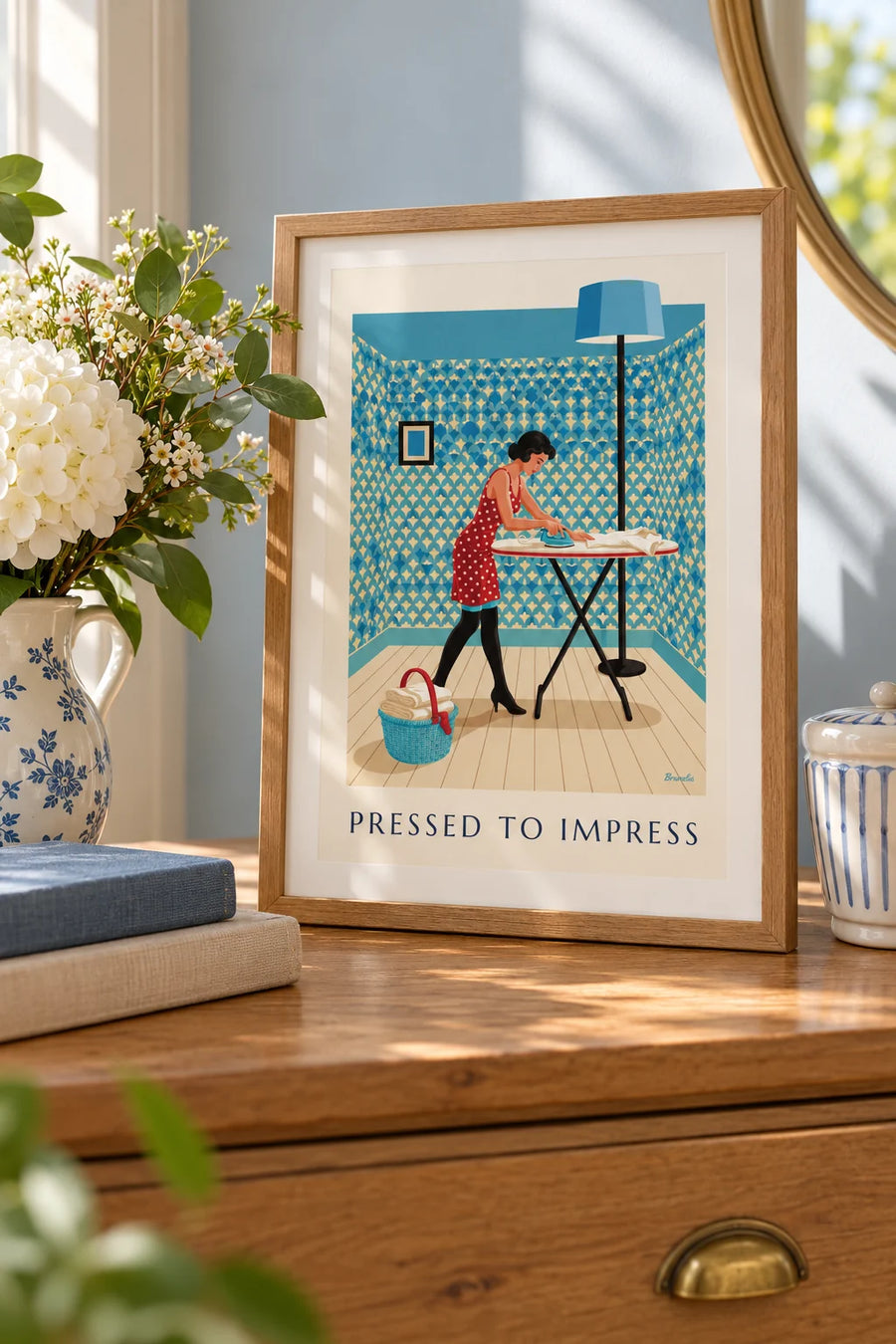 Poster Pin-up bügelt ein Hemd auf ihrem Bügelbrett: kleines Format A4 gerahmt