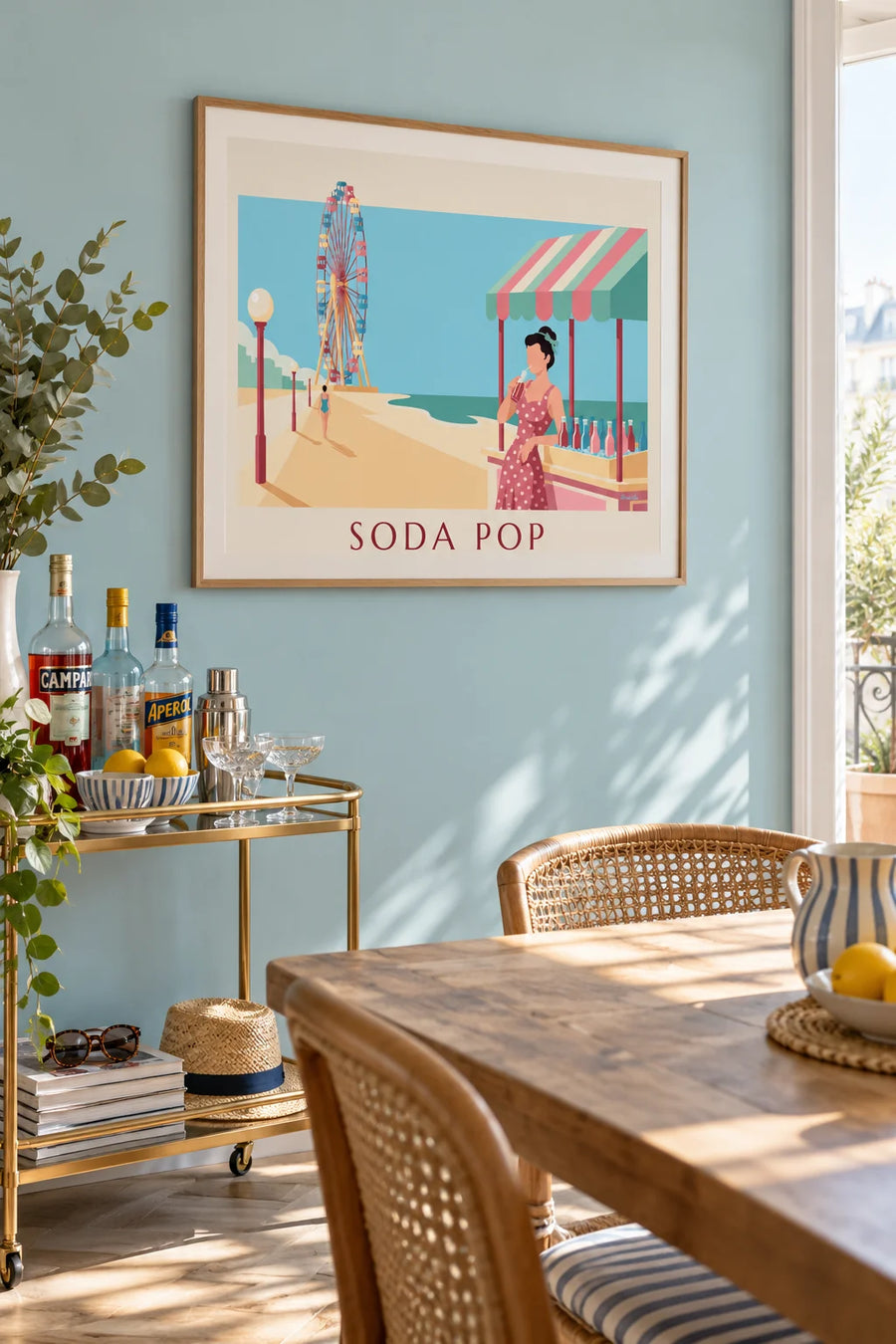 Poster Pin-up im Kleid mit Punkten am Soda-Stand am Strand: gerahmt an der Wand