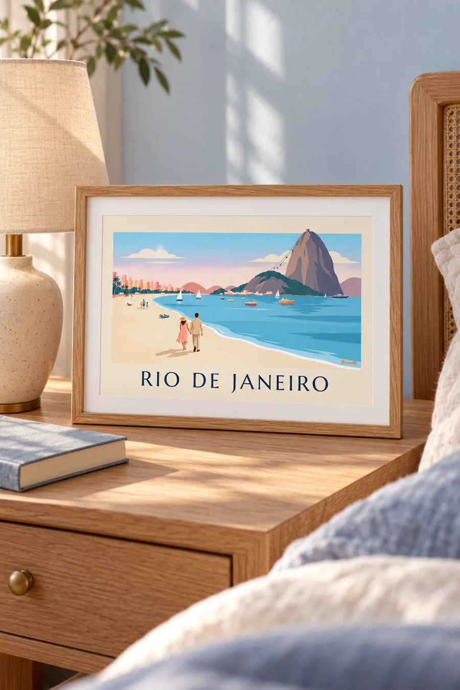 Poster Paar am Strand von Botafogo vor dem Zuckerhut in Rio: kleines A4-Format im Rahmen
