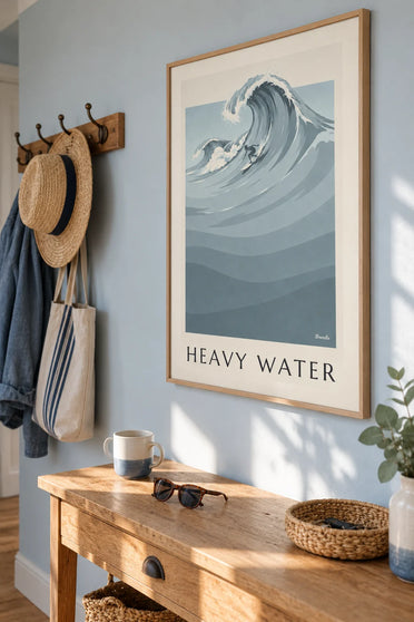 Poster Surfer und riesige Welle in Grau-Blau-Tönen: gerahmt an der Wand