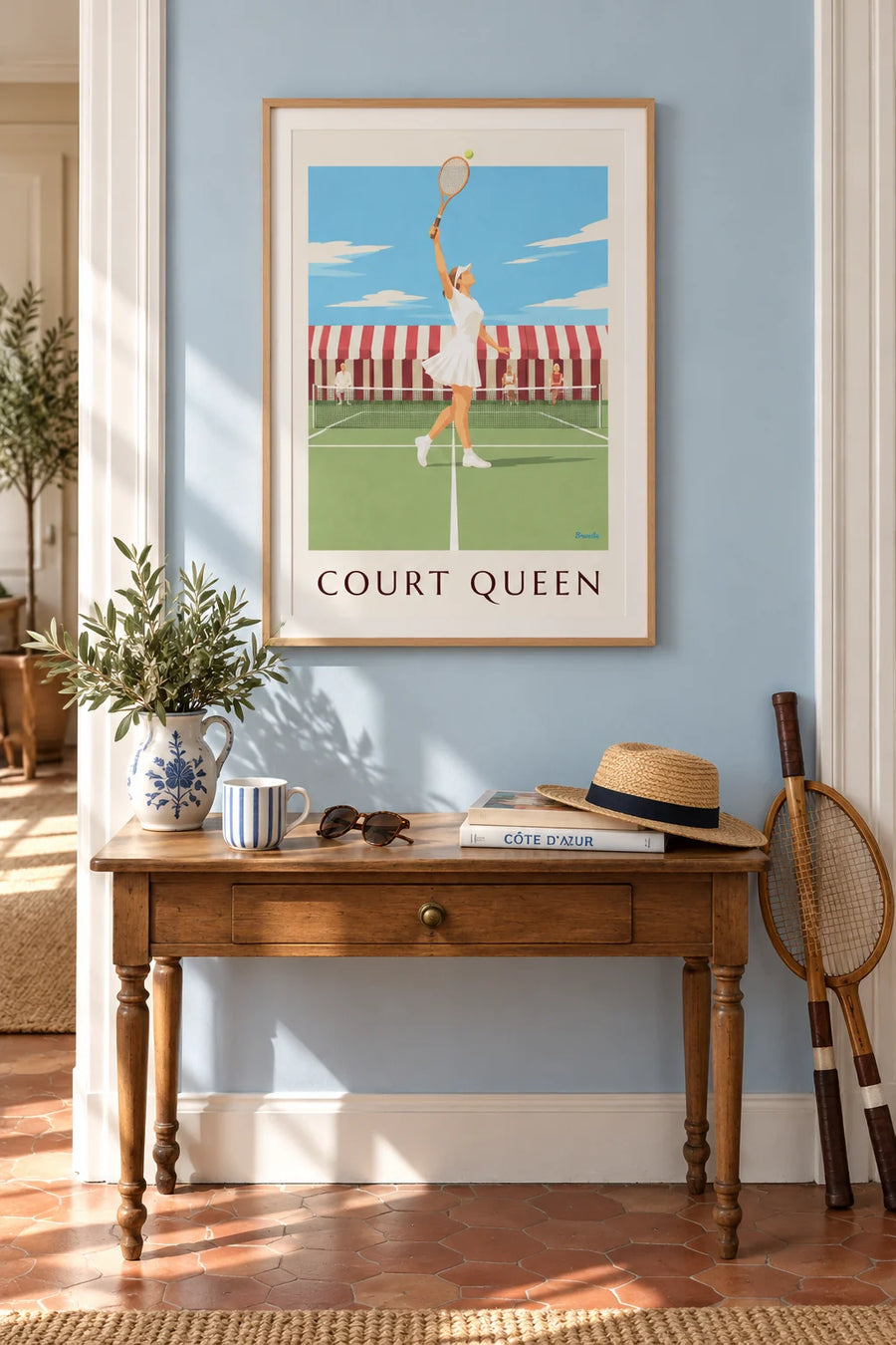 Affiche joueuse de tennis en jupe plissée et visière sur gazon : encadrée au mur