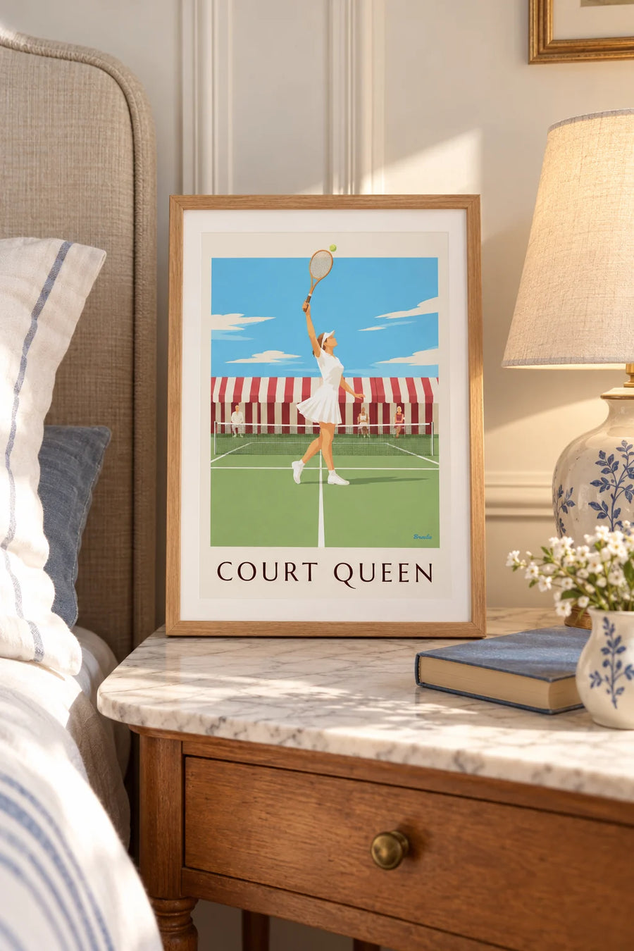 Affiche joueuse de tennis en jupe plissée et visière sur gazon : petit format A4 encadré
