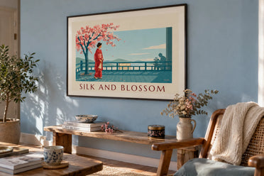 Poster mit Japanerin im roten Kimono unter einem blühenden Kirschbaum: gerahmt an der Wand