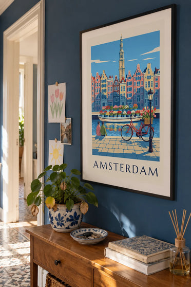 Poster Fahrrad und Tulpen auf dem Blumenmarkt in Amsterdam: gerahmt an der Wand