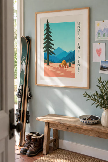 Poster mit gestreiftem Schlafsack und Zelt zwischen Kiefern: gerahmt an der Wand