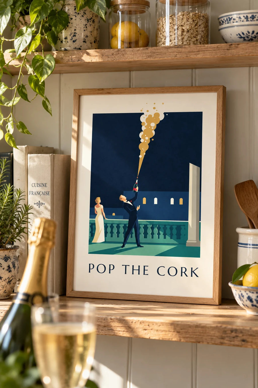 Poster Mann im Smoking beim Öffnen einer Champagnerflasche : kleines A4-Format, gerahmt