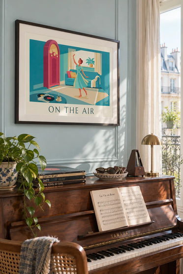 Poster mit tanzender Frau neben einem rosa Radio: gerahmt an der Wand