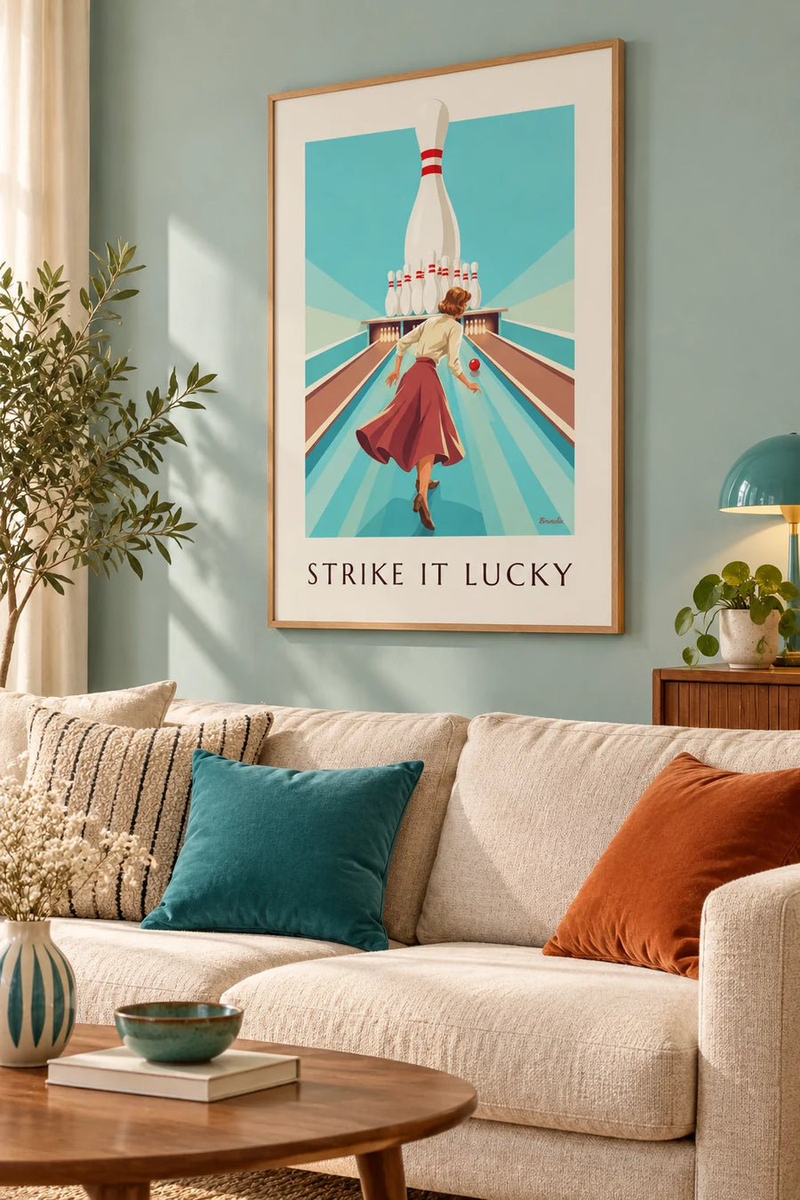 Poster mit Pin-up beim Wurf einer Bowlingkugel: gerahmt an der Wand