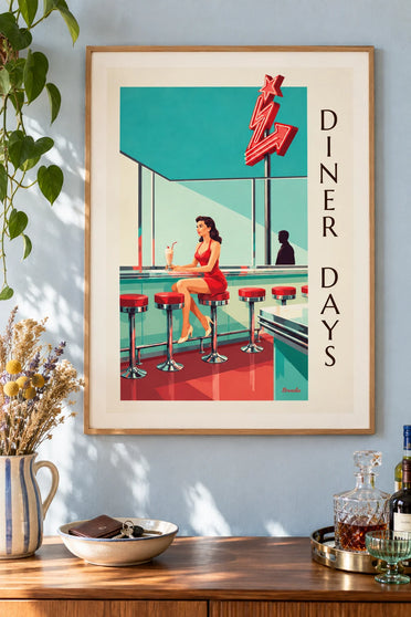 Poster Pin-up am Tresen eines amerikanischen Diners: gerahmt an der Wand