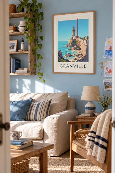 Poster weißer Leuchtturm mit roter Laterne auf den Felsen von Granville: gerahmt an der Wand