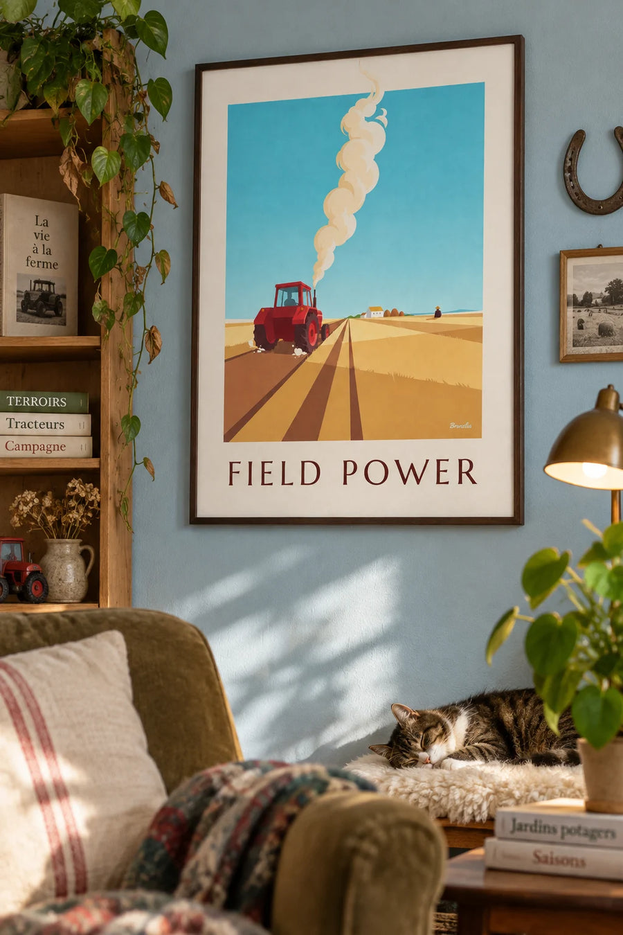 Poster roter Traktor pflügt ein goldenes Feld: gerahmt an der Wand