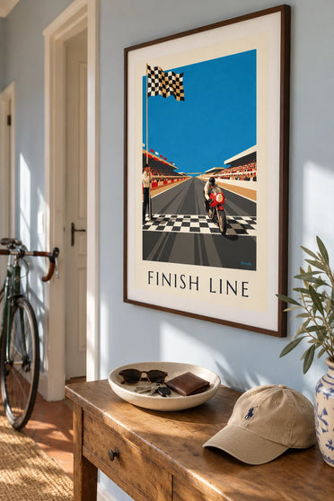 Poster Motorrad bei der Zieldurchfahrt unter der Zielflagge: gerahmt an der Wand