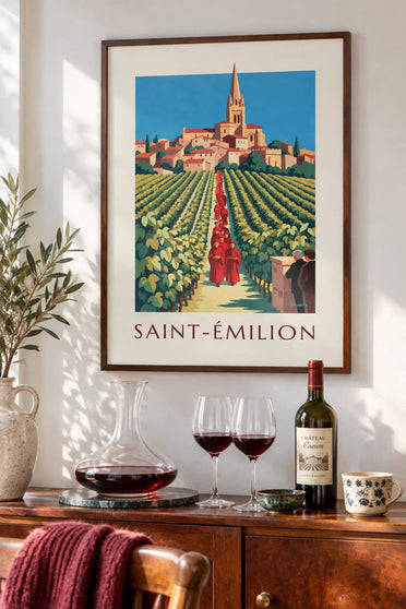 Poster Weinberge und Dorf Saint-Émilion, vom Weinkeller aus gesehen: gerahmt an der Wand